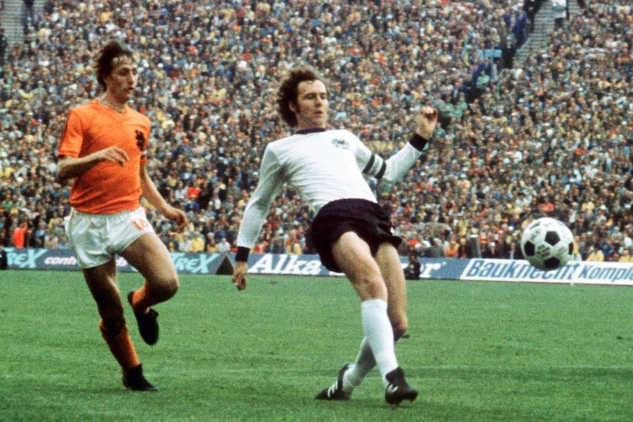 Franz Beckenbauer (D) e Johan Cruyff, durante la finale Germania Ovest - Olanda (Epa)